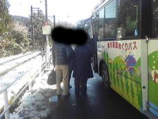 箱根登山バス「強羅駅」バス停（2013年12月28日13時57分撮影）