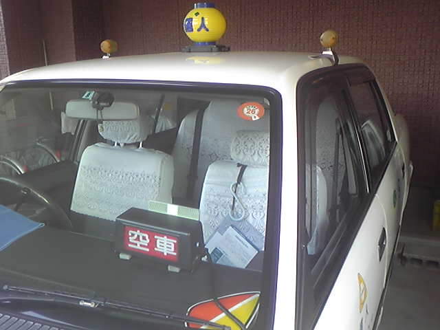 池袋駅付近にて撮影したタクシー幕車（2014年４月27日17時25分撮影）